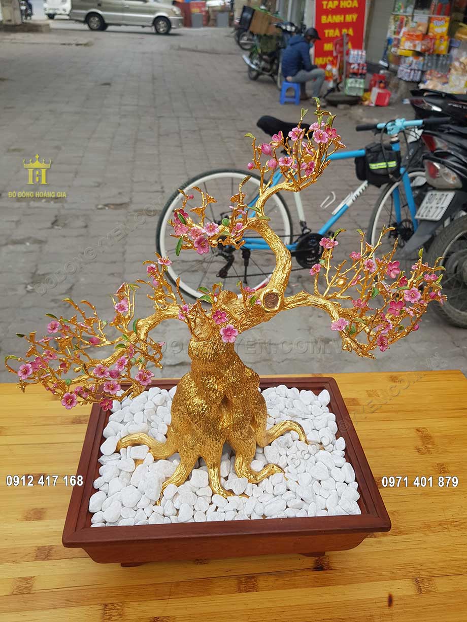 M&agrave;u đỏ của hoa đ&agrave;o kết hợp với m&agrave;u v&agrave;ng rực gi&uacute;p đem lại cảm gi&aacute;c ấm &aacute;p của m&ugrave;a xu&acirc;n